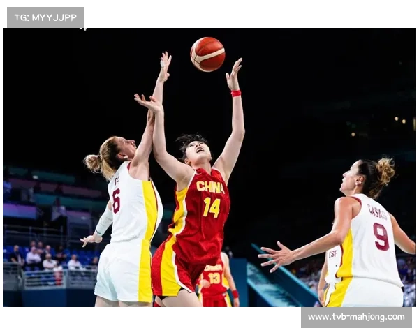 北大女篮友谊赛展现体育精神，队员摔倒后对手即刻伸手扶起